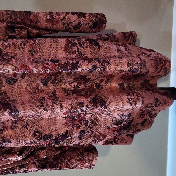 ONE WORLD Floral V-Neck Blouse - Picture 8 of 11